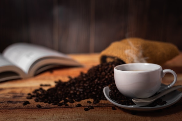 Witte kop koffie en koffiebonen