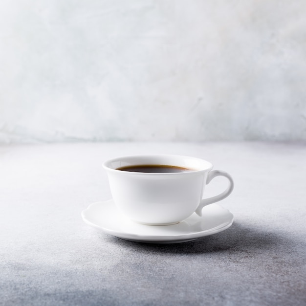 Witte kop koffie met amaretti koekjes