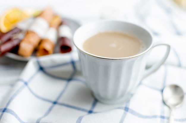 Witte kop koffie met melk en fruitpastille en spaanders