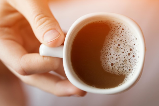 Witte kop koffie ter beschikking Toned