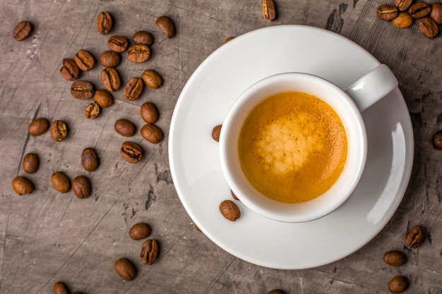 Witte kop met koffie en volle granen Bekijk van bovenaf