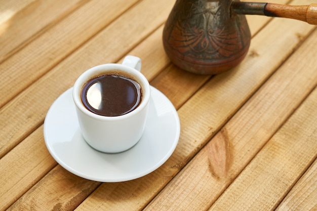 Witte kop sterke koffie op houten