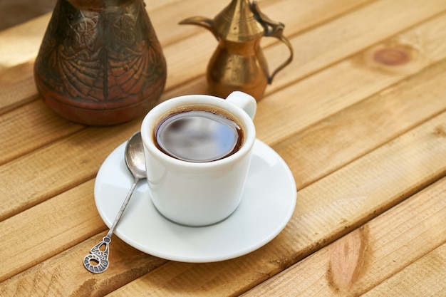 Witte kop sterke koffie op houten