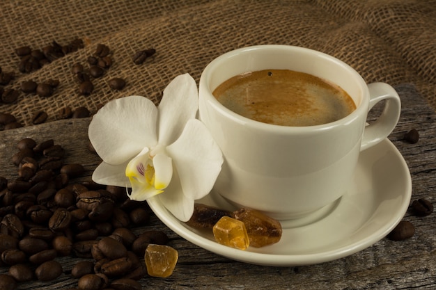 Witte kop sterke ochtendkoffie en koffiebonen