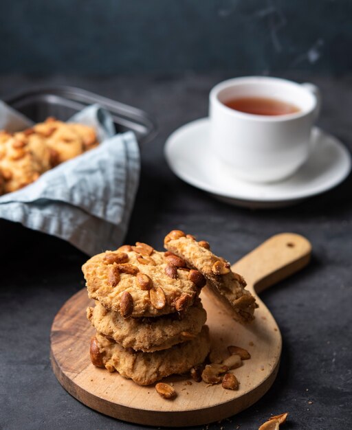 Witte kop thee met de koekjes met de hand gemaakte dichte omhooggaand van de waterstroom