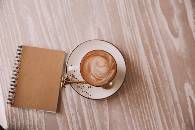 Witte kop warme cappuccino op houten lichte tafel achtergrond