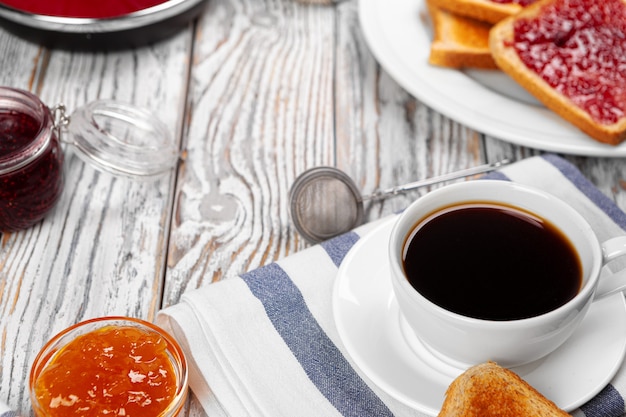 Witte kopje koffie op houten keukentafel