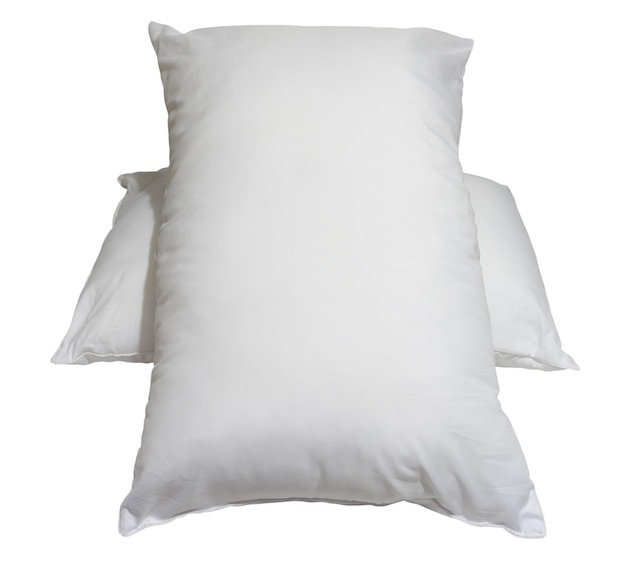 Foto witte kussens in stapel in hotel- of resortkamer zijn geïsoleerd op een witte achtergrond met uitknippad concept van comfortabele en gelukkige slaap in het dagelijks leven