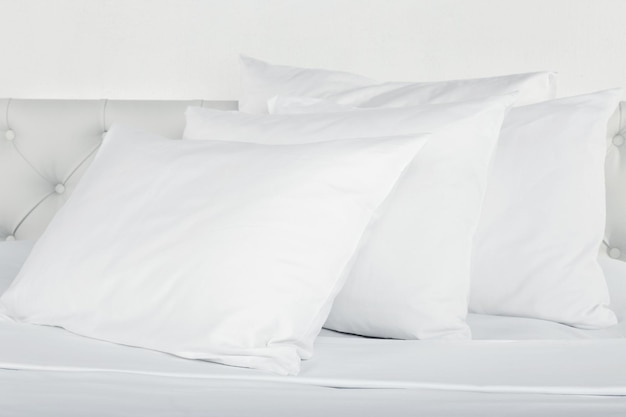 Foto witte kussens op bed in de kamer