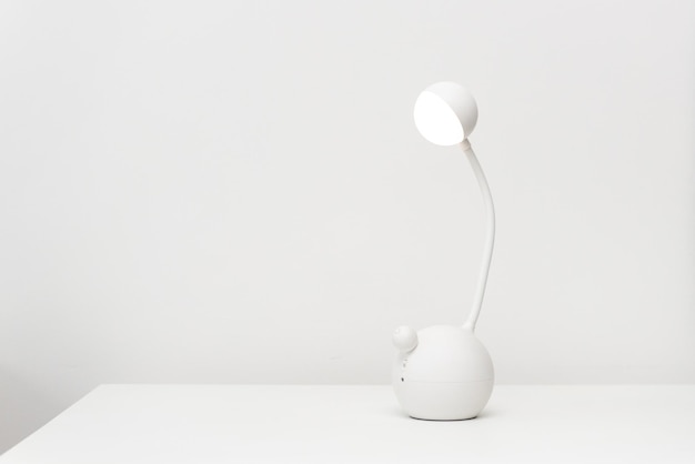 Witte lamp op tafel