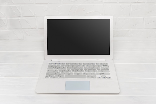 Witte laptop op tafel close-up