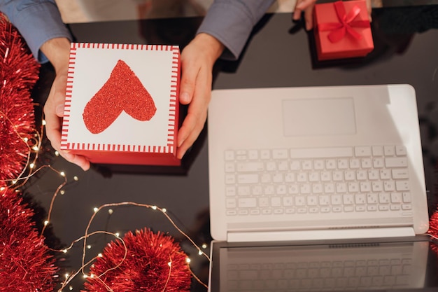 Witte laptop pc en cadeau voor kerstmis