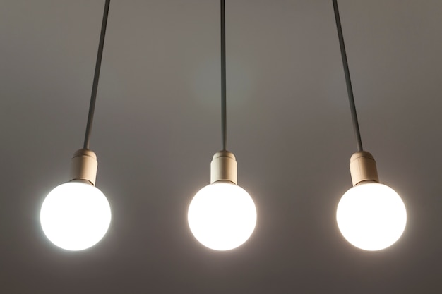 Witte LED-lampen hangen aan het plafond. Verlichtingstechnologie.