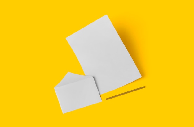 Witte lege briefpapier mock-up voeg uw ontwerp eenvoudig terug naar school concept geïsoleerd op geel