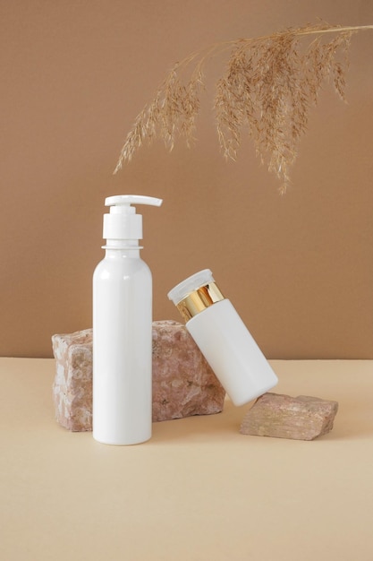 Witte lege cosmetische flessen stenen podia Natural SPA schoonheidsproduct ontwerp organisch Vooraanzicht