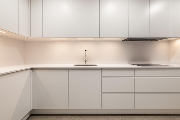 Witte lege klassieke keuken vooraanzicht in nieuw of opgeknapt appartement