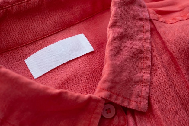 Foto witte lege kleding label label op rode linnen overhemd stof textuur