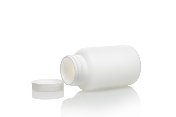 Witte lege plastic fles met deksel geïsoleerd op een witte achtergrond. Plastic fles voor pillen of vitamines. Lege mockup fles met kopie ruimte.