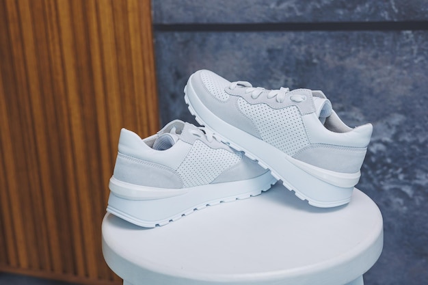 Witte leren damessneakers close-up Nieuwe collectie leren zomerschoenen voor dames