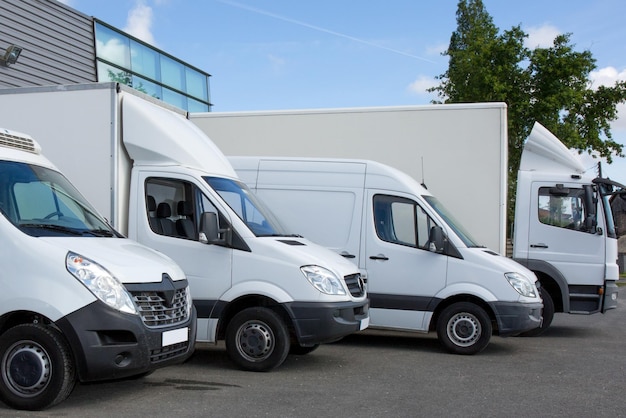 Witte levering industriële bestelwagen vrachtwagen en auto voorkant van fabrieksmagazijndistributie