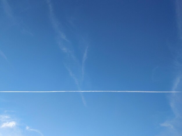 Foto witte lijn in de lucht.