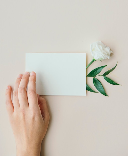 Witte lisianthus met een kaartje