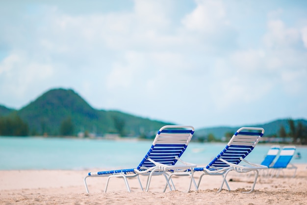 Witte lounge stoelen op een prachtig tropisch strand op de malediven