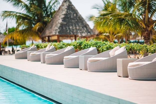 Witte lounge stoelen op een prachtig tropisch strand op de Malediven