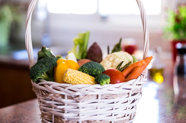 Witte mand vol met verschillende soorten verse groenten. gezond eetconcept en detoxdieet. veganistisch en vegetarisch eten.