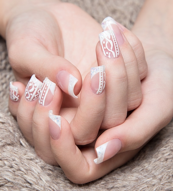 Witte manicure op handen