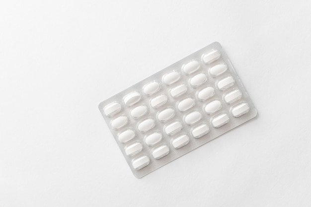 Witte medicijntabletten in pakket