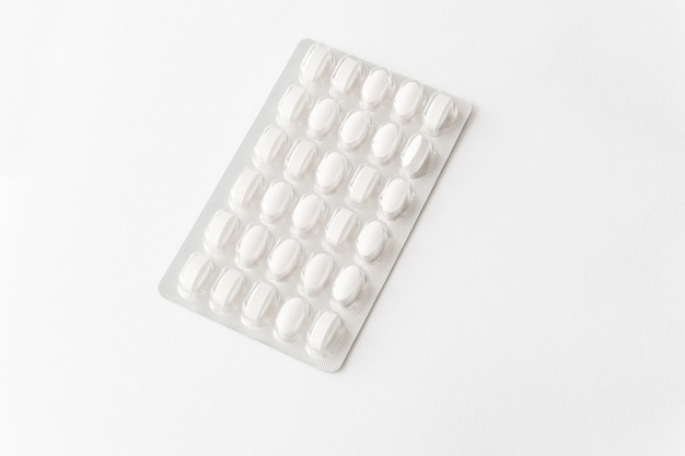 Witte medicijntabletten in pakket