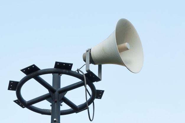 Witte megafoon op de oude paal