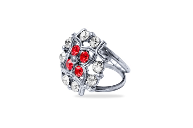 Witte metalen ring met rode en transparante stenen, close-up, geïsoleerd op een witte achtergrond