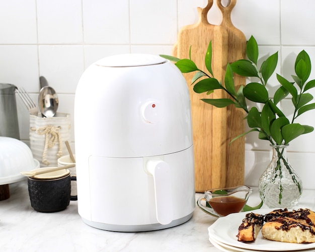 Witte mini Airfryer voor gezond koken in de keuken