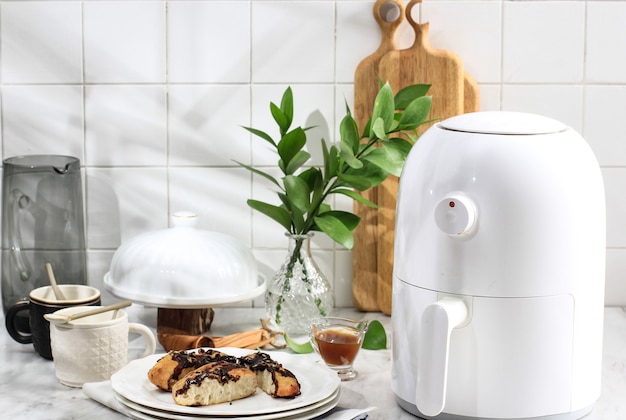 Witte mini Airfryer voor gezond koken in de keuken