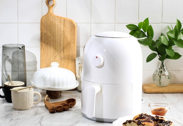 Witte Mini Airfryer voor Koken Zonder Olie. Ruimte voor tekst kopiëren. Begrip Witte Keuken Gezond Koken