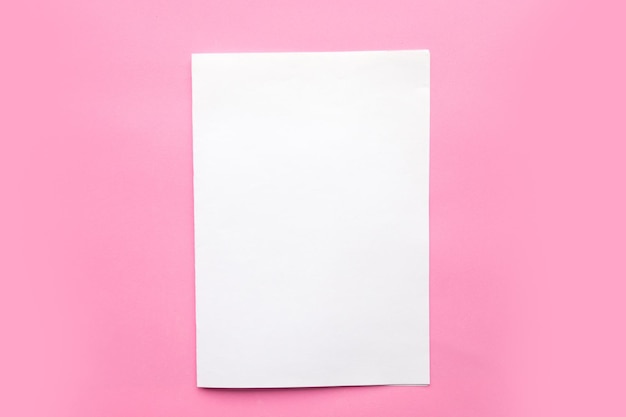 Foto witte mockup op roze achtergrond