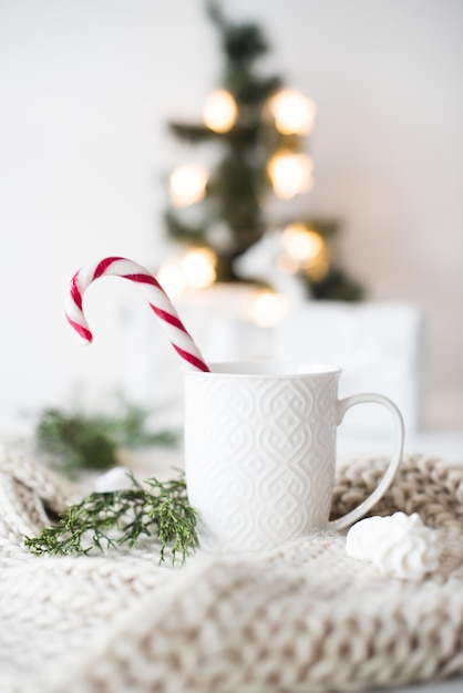 Witte mok met kerstversieringen voor de wintervakantie