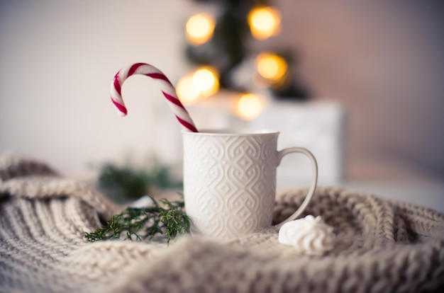 Witte mok met kerstversieringen voor de wintervakantie