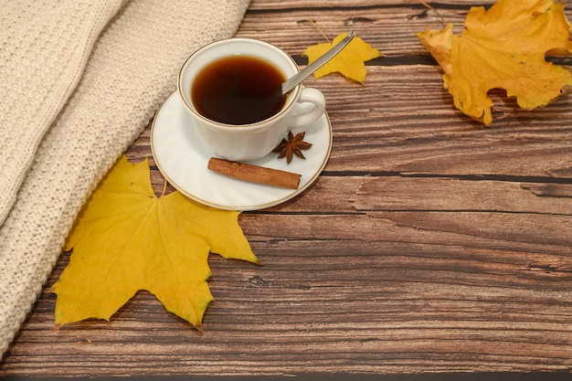 Witte mok met zwarte koffie Witte trui en esdoorngele bladeren