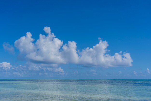 Witte mooie wolken en blauwe lucht boven zeewatergolven op het eiland Zanzibar Tanzania Afrika Reis- en natuurconcept