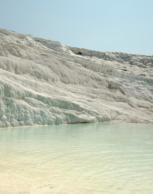 Witte muren en poelen van Pamukkale