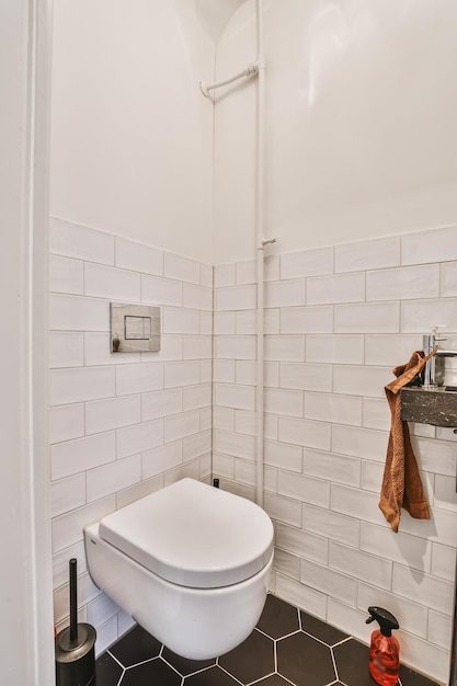 Witte muur in de badkamer thuis