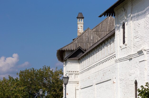 Witte muur van Uspensky-klooster in Sviyazhsk Tatarstan, Rusland