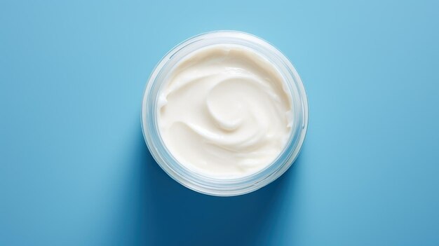 Witte natuurlijke hypoallergene eco-crème voor gezicht of lichaam op een minimalistische blauwe achtergrond gegenereerd door AI