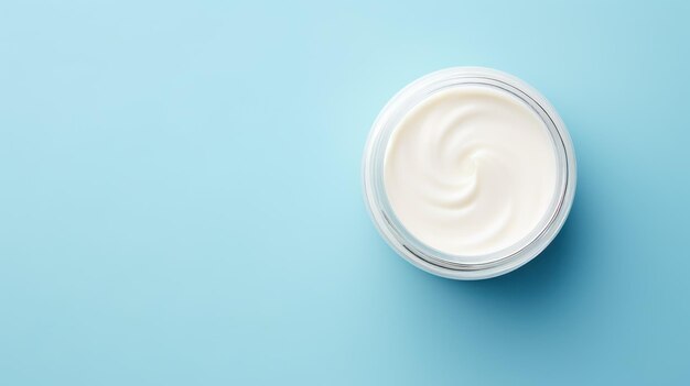 Witte natuurlijke hypoallergene eco-crème voor gezicht of lichaam op een minimalistische blauwe achtergrond gegenereerd door AI