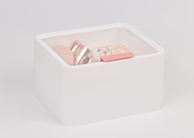 Witte nieuwe plastic organizer voor cosmetica gevuld met make-upproducten en accessoires geïsoleerd op een witte achtergrond