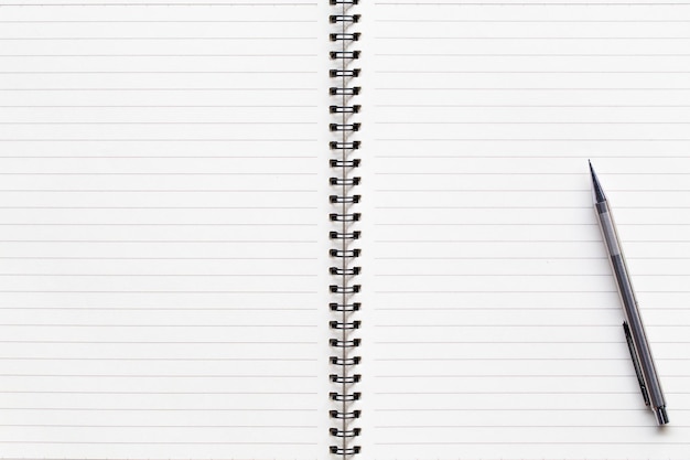 Witte notitie papieren notitieboekje met potlood op houten tafel afbeelding gebruikt voor het toevoegen van tekst of educatief bericht