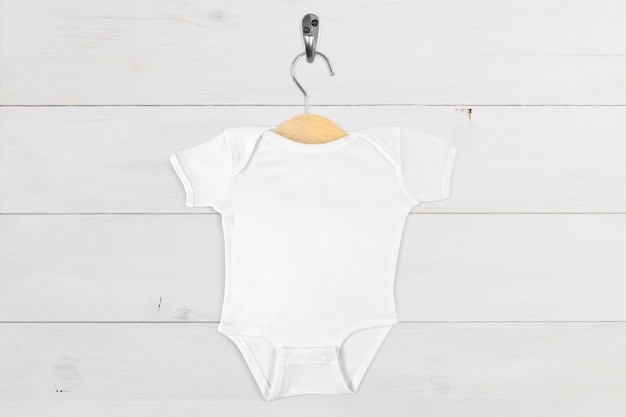 Witte Onesie Mockup op houten hanger